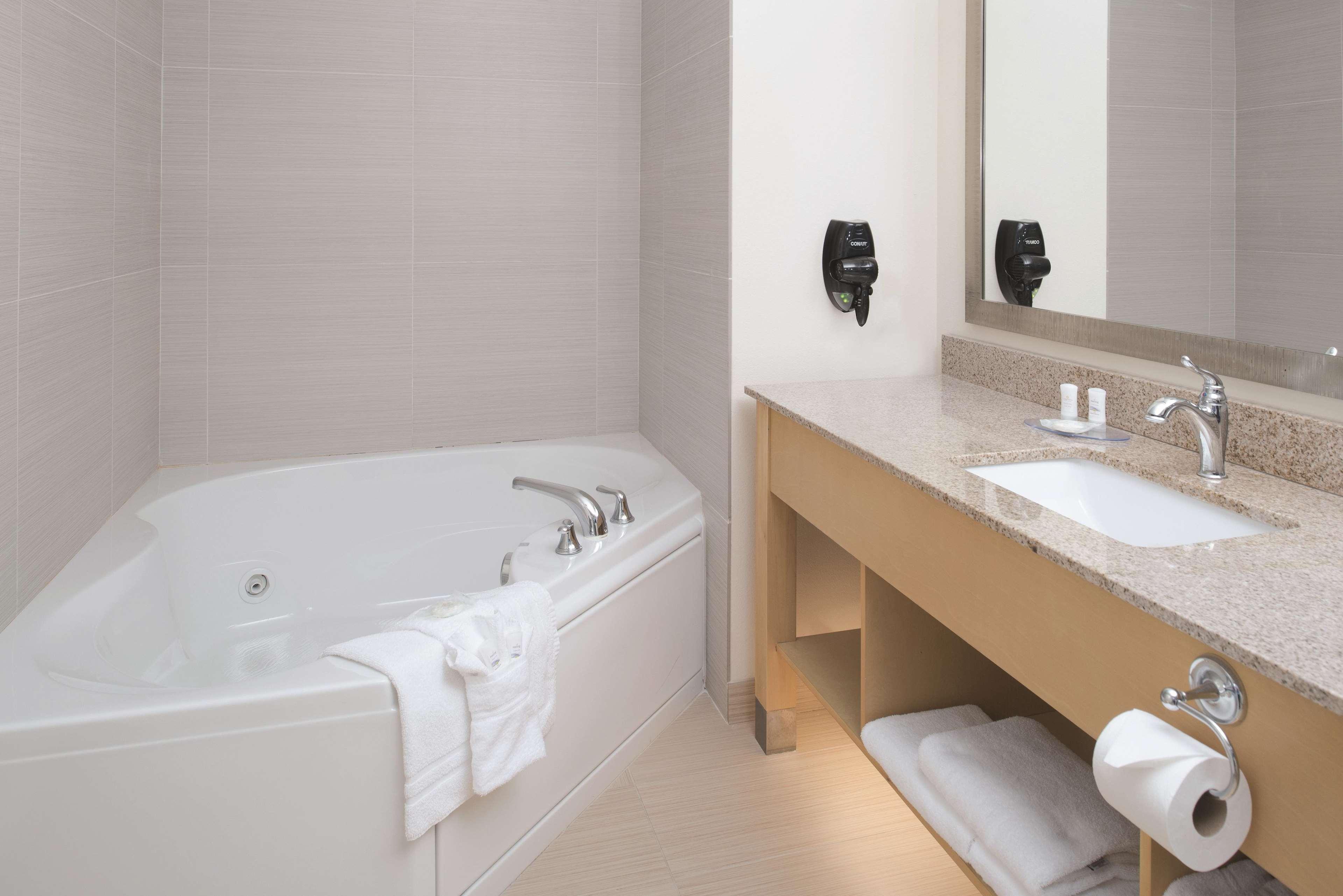 Hotel La Quinta By Wyndham Grand Forks Esterno foto